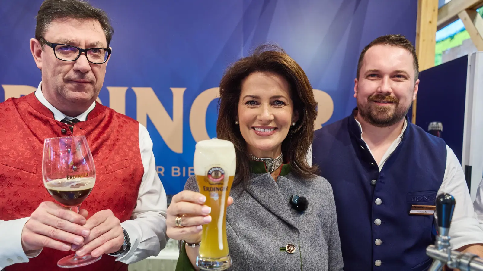 Landrat Martin Bayerstorfer, Landwirtschaftsministerin Michaela Kaniber und Martin Irl am Stand des Landkreis Erding in der Bayernhalle.(v.l.) (Foto: Henning Schacht/StMELF)