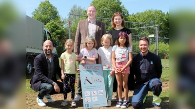 Kay Rainer, Bürgermeister Leonhard Spitzauer, Rektorin Catherine Aicher und Tizian Meißner (v. li.) umrahmen die vier Siegerinnen. (Foto: © Gemeinde Vaterstetten/NW & WD)