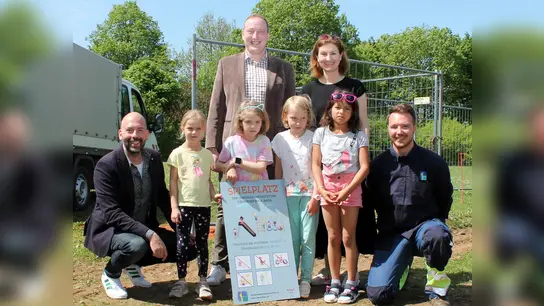 Kay Rainer, Bürgermeister Leonhard Spitzauer, Rektorin Catherine Aicher und Tizian Meißner (v. li.) umrahmen die vier Siegerinnen. (Foto: © Gemeinde Vaterstetten/NW & WD)
