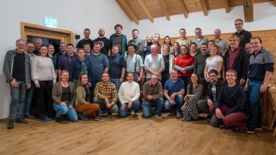 Die frischgebackenen oberbayerischen Obstbaumwarte und Obstbaumwartinnen freuen sich über den Abschluss der Ausbildung.  (Foto: Hans Stoll)