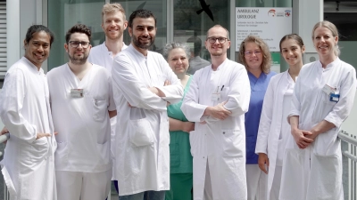 Das Team der Urologie am Klinikum Landkreis Erding. Vorne links Leitender Oberarzt Mahmoud Alkhder, vorne rechts der Leitende Arzt Christian Fahr. (Foto: Landratsamt Erding)