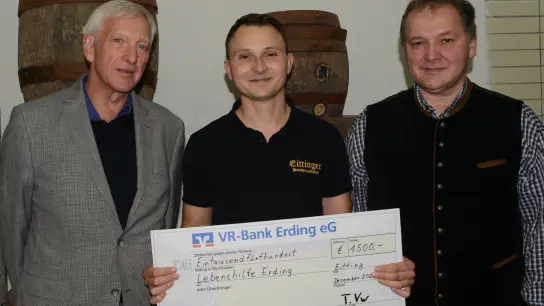 Geschäftsführer Randolf Gänger der Erdinger Lebenshilfe e.V. (Mi.) freut sich über die Spende aus der Hand von Tobias (li.) und Christopher Vincenti. (Foto: Eicke Lenz)