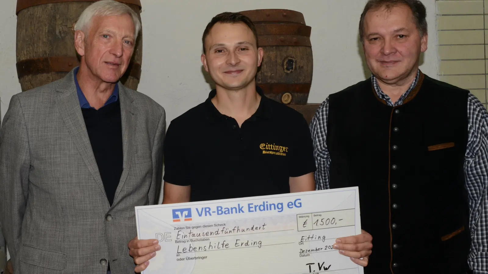 Geschäftsführer Randolf Gänger der Erdinger Lebenshilfe e.V. (Mi.) freut sich über die Spende aus der Hand von Tobias (li.) und Christopher Vincenti. (Foto: Eicke Lenz)