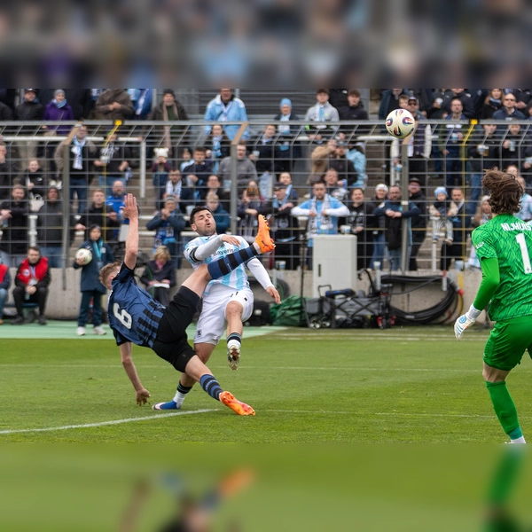 Angeblich ein Offensivfoul: Hoffmann gegen Volland.  (Foto: Anne Wild)