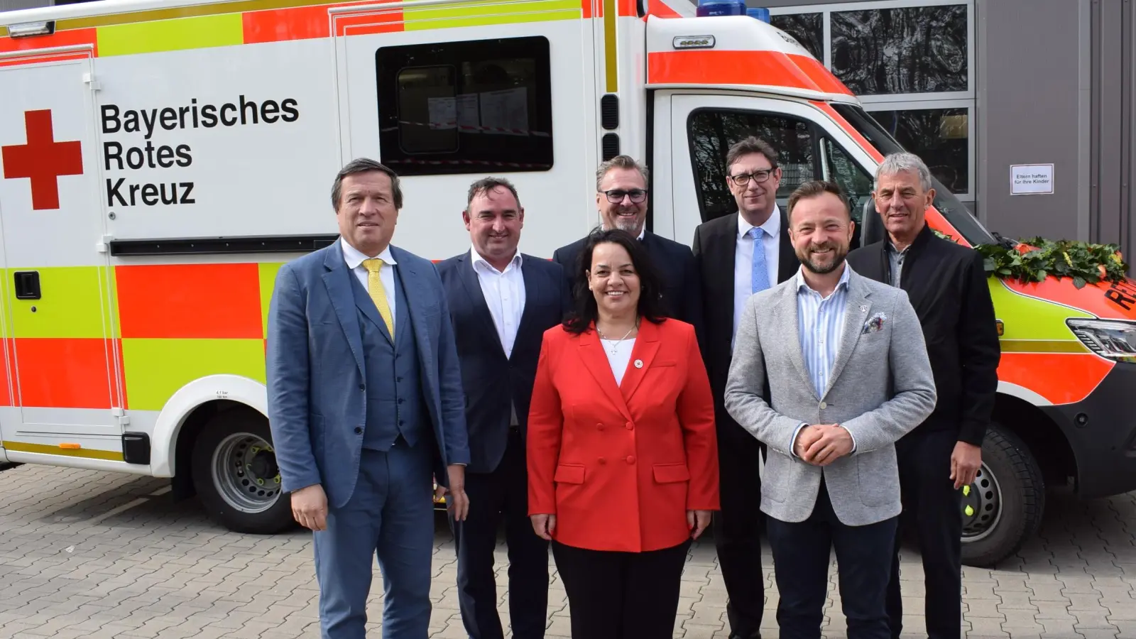 Freuten sich über das zehnjährige Bestehen der Rettungswache in Taufkirchen (von links): Max Gotz, Rupert Mangstl, Sosa Balderanou, Jürgen Loher, Martin Bayerstorfer, Stefan Haberl und Franz Hofstetter. (Foto: Danuta Pfanzelt)