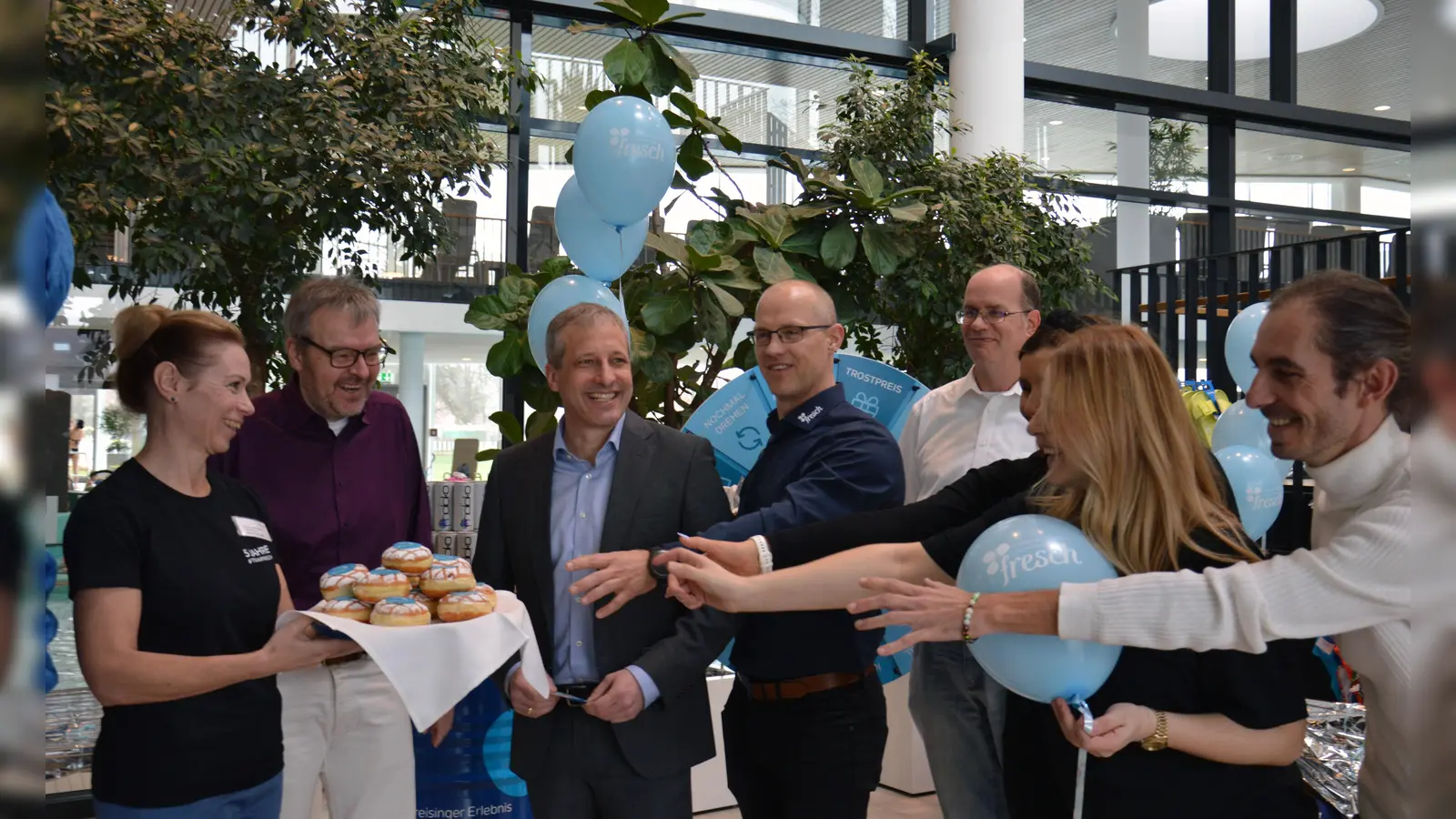 Die Verantwortlichen der Stadt Freising, des fresch, der Freisinger Stadtwerke sowie der Wasserwacht und des Schwimmvereins hatten allen Grund zur Freude angesichts des fünfjährigen Jubiläums.  (Foto: Freisinger Stadtwerke)