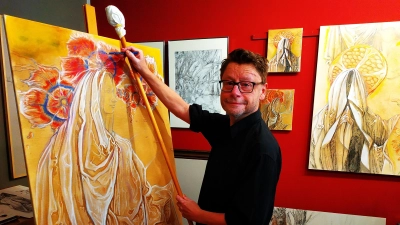 Künstler Lars Herrmannn zeigt eine Auswahl seiner Werke in der Stadtbibliothek Freising. (Foto: LRA)