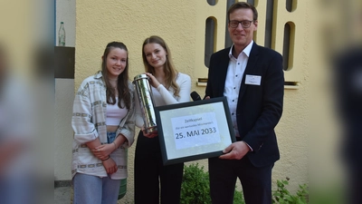 In einem Jahrzehnt wird Bilanz gezogen - den Termin bekam Schulleiter Wolfgang Korn zur Erinnerung von den Schülerinnen. (Foto: Markus John)
