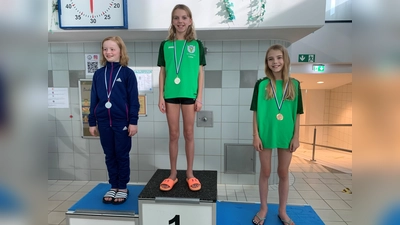 Die Besten über 200 Meter Brust im Jahrgang 2013 (von links): Marlene Kramer (Platz 2), Luna Oettrich (Platz 1) und Martina Ambrosi (Platz 3). (Foto: TSV Vaterstetten, Abteilung Schwimmen)