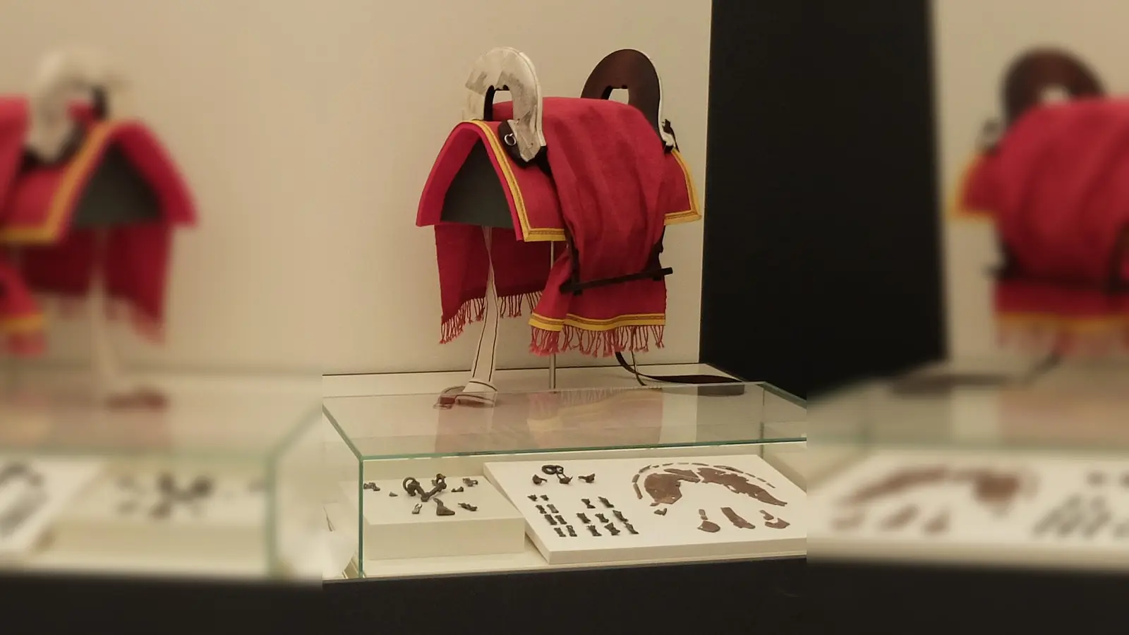 Hier eine Sattelrekonstruktion und Originalfunde aus dem Grab. (Foto: Stadt Erding)