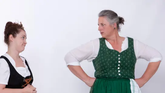 Isabella Speckmaier und Christa Hermannsgabner gehören zu den Laien-Darstellern, die in diesem Jahr bei den Weiherspielen mitwirken. (Foto: Walter Daschner)