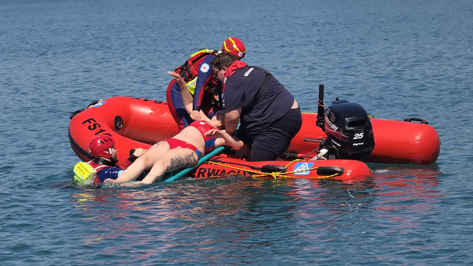 Verschiedene Rettungsverfahren wurden unter Einsatz des Motorrettungsbootes vermittelt und praktisch geübt. (Foto: Wasserwacht Moosburg)