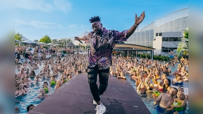 Stargast Kelvin Jones heizt den Gästen im Pool so richtig ein. (Foto: Therme Erding)