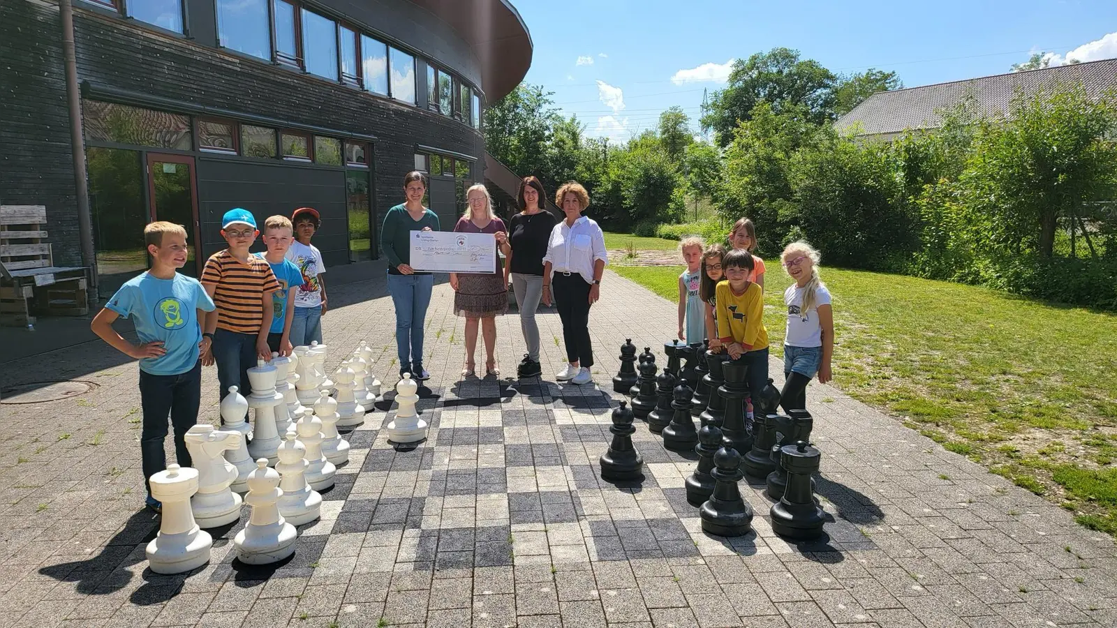 Spendenübergabe für die Jugendarbeit (v.l) mit Janine Altheimer / 1. Vorsitzende der Bürgerstiftung im Landkreis Erding, Brigitta Palotas / Grundschullehrerin und Schulschachreferentin für Landkreis Erding, Ulrike Baghdadi / Schulleiterin und Nadine L'Helguen / Jugendsozialpädagogin (Foto: Bürgerstiftung im Landkreis Erding)