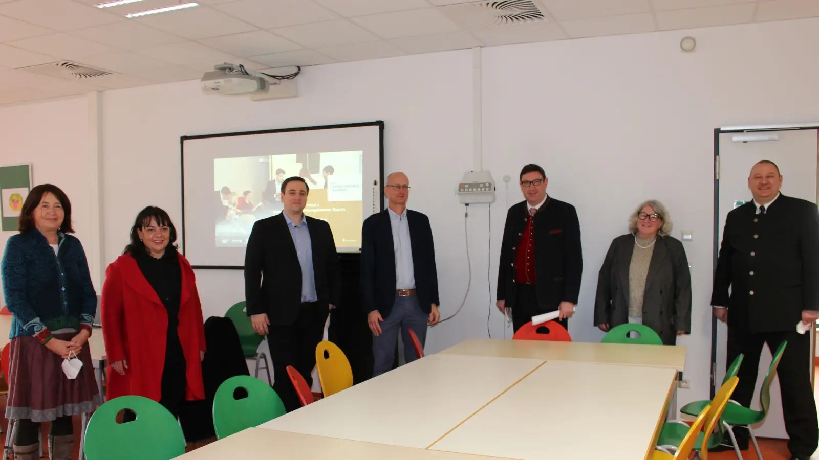 Zusammen mit Landrat Bayerstorfer (3. v. re.) freuen sich die Verantwortlichen über das RYSTA-Projekt. (Foto: LRA)