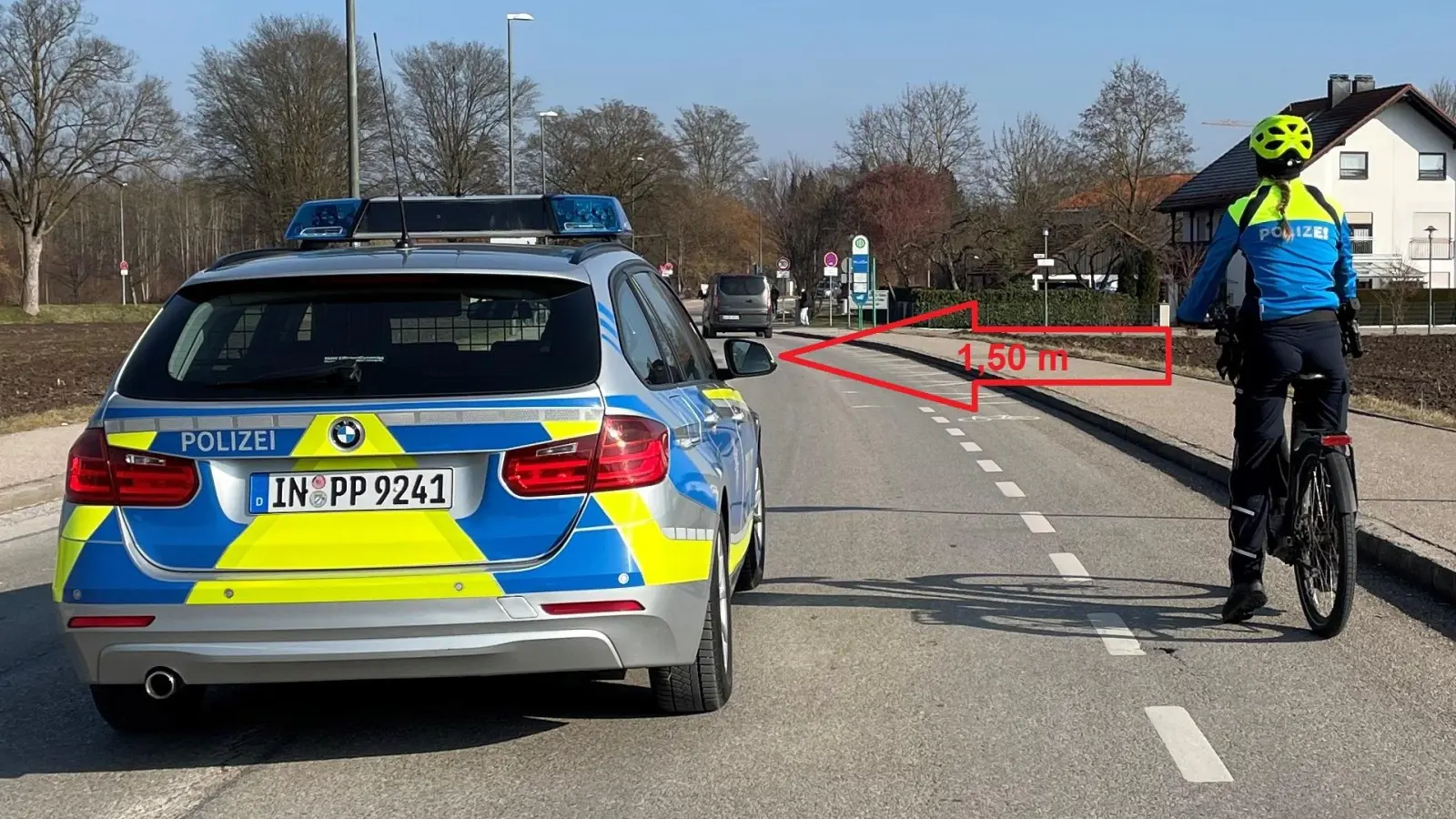 Ausreichend Abstand halten ist eine gesetzliche Pflicht - auch wenn ein markierter Fahrradweg vorhanden ist. (Foto: Benjamin Brückner, Polizeihauptkommissar, PI Erding)