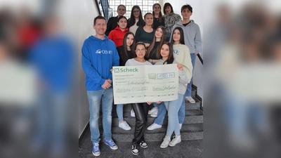 Moosburger Realschüler bekamen eine stattliche Spendensumme zusammen. (Foto: M.John)
