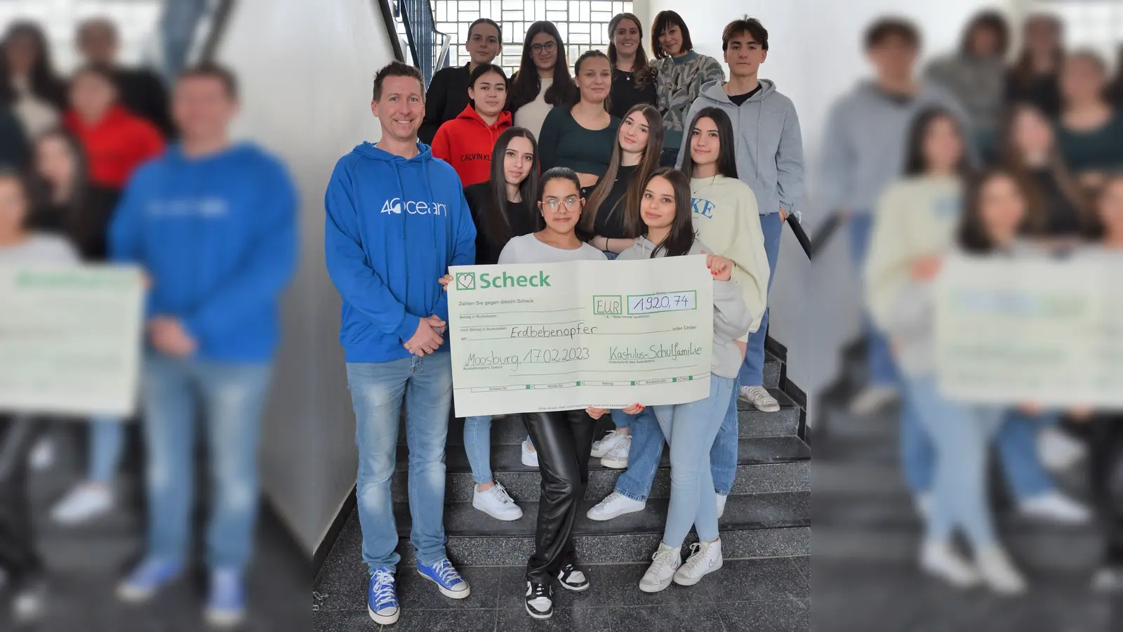 Moosburger Realschüler bekamen eine stattliche Spendensumme zusammen. (Foto: M.John)