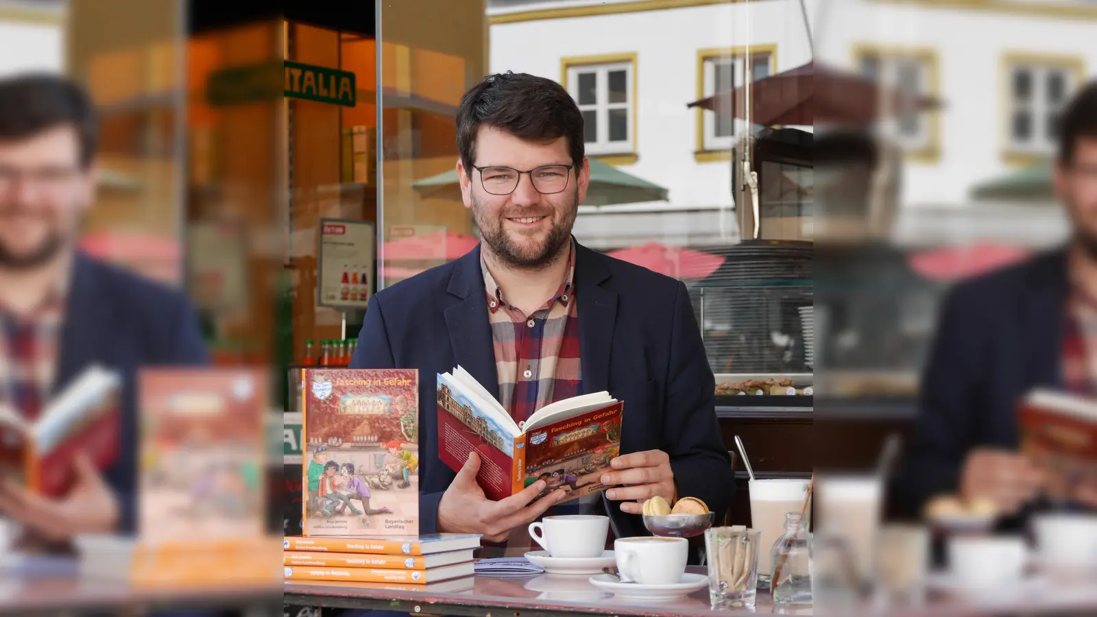 Johannes Becher, stellv. Fraktionsvorsitzender der Grünen, verschenkt Exemplare der „Isar-Detektive” an Gemeindebüchereien im Landkreis Freising. (Foto: privat)