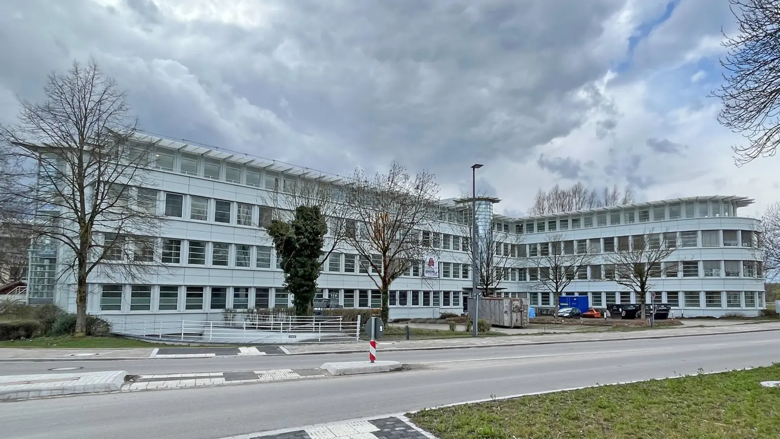 Eine neue Flüchtlingsunterkunft wird aktuell in Hallbergmoos eingerichtet. (Foto: LRA)