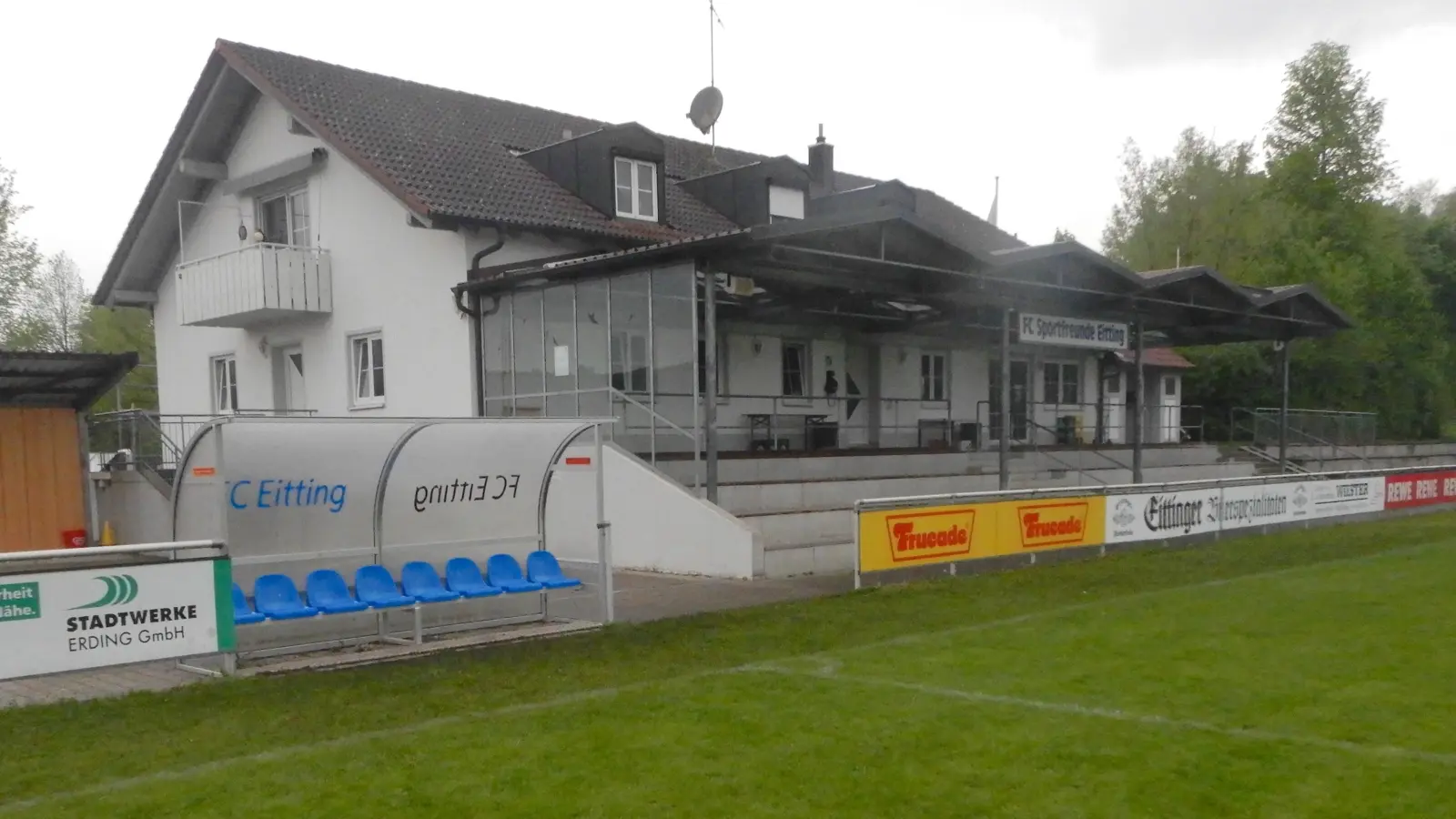 Der FC Eitting ist das Zuhause zahlreicher Jugendlicher, die hier das Spiel mit Ball von Grund auf erlernen. (Foto: Eicke Lenz)