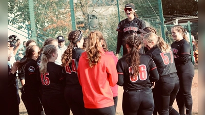 MVP Emily Hart (hinten) mit dem Grizzlies-Team beim Jubel über die errungene Deutsche Meisterschaft. (Foto: Sandra Hart)