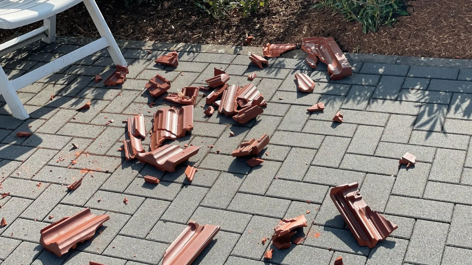 Herunterfallende Dachpfannen sind meist Resultat einer mangelhaften Sturmsicherung.  (Foto: epr/Friedrich Ossenberg-Schule)