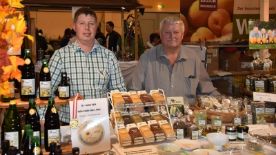 Die Beschicker des Europäischen Bauernmarkts bei Möbel Biller warten mit ausgezeichneten Köstlichkeiten auf ihre Kundschaft. (Foto: Bauernmarktverein)
