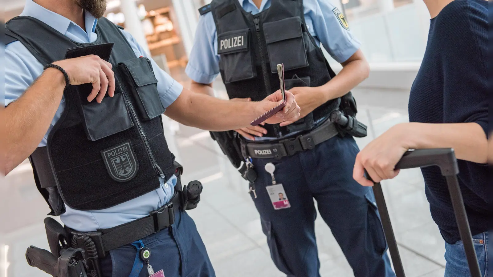 Bundespolizisten am Airport unterstützen die Gesundheitsbehörden auch durch Überprüfung der Impfnachweise. Sie werden teilweise mit unglaublichsten Geschichten rund um Corona konfrontiert. (Foto: Bundespolizei)