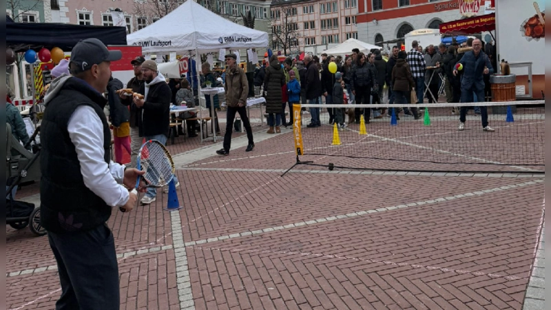 Sportwart und Trainer Attila Babos in Aktion mit Vorstand Josef Widmann. (Foto: Zweck)