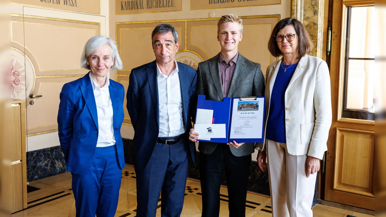 Noah Fläming (Zweiter von rechts) wurde von Landtagspräsidentin Ilse Aigner (rechts), Wolfgang Mutter (Kultusministerium) und Ursula München (Akademie für Politische Bildung Tutzing) ausgezeichnet. (Foto: Matthias Balk / Bildarchiv Bayerischer Landtag)