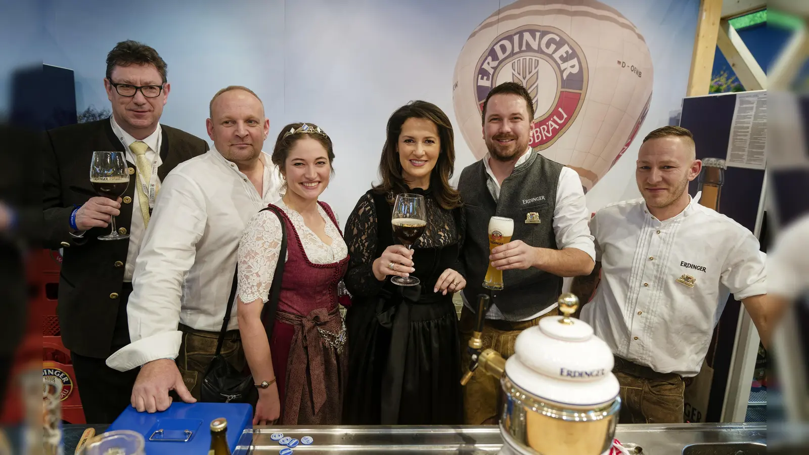 Landwirtschaftsministerin Michaela Kaniber (Mi.) und Landrat Martin Bayerstorfer (li.) mit dem Standpersonal von Erdinger Weißbräu am Stand des Landkreises Erding auf der Grünen Woche.  (Foto: Henning Schacht / StMELF)