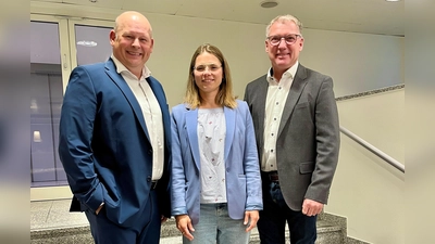 Otto Heinz (scheidender Vorsitzender des Regionalausschusses, links) mit Veronika Kamm (neue Vorsitzende des Regionalausschusses) und Andreas Scharf (stellvertretender Vorsitzender des Regionalausschusses). (Foto: IHK)