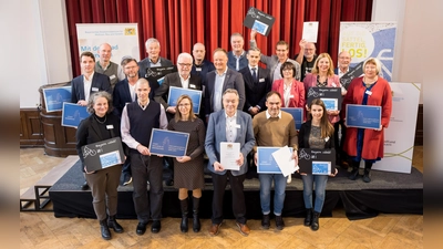 Die Delegationen der zertifizierten und rezertifizierten Mitgliedskommunen mit dem 1. Vorsitzenden der AGFK, Landrat Robert Niedergesäß, und Christian Heck, Leiter des Referats 67 Radverkehr im StMB (Mitte).<br><br>Scholastika, München<br>23.01.2025<br><br>Foto: Tobias Hase / AGFK (Foto: AGFK Bayern/Tobias Hase)