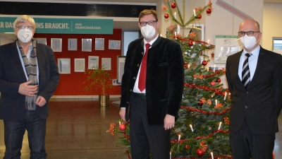 Stellvertretender Landrat und Vorsitzender der Waldbesitzervereinigung Rainer Mehringer, Landrat Martin Bayerstorfer und Klinikdirektor Dr. Dirk Last. (Foto: LRA)