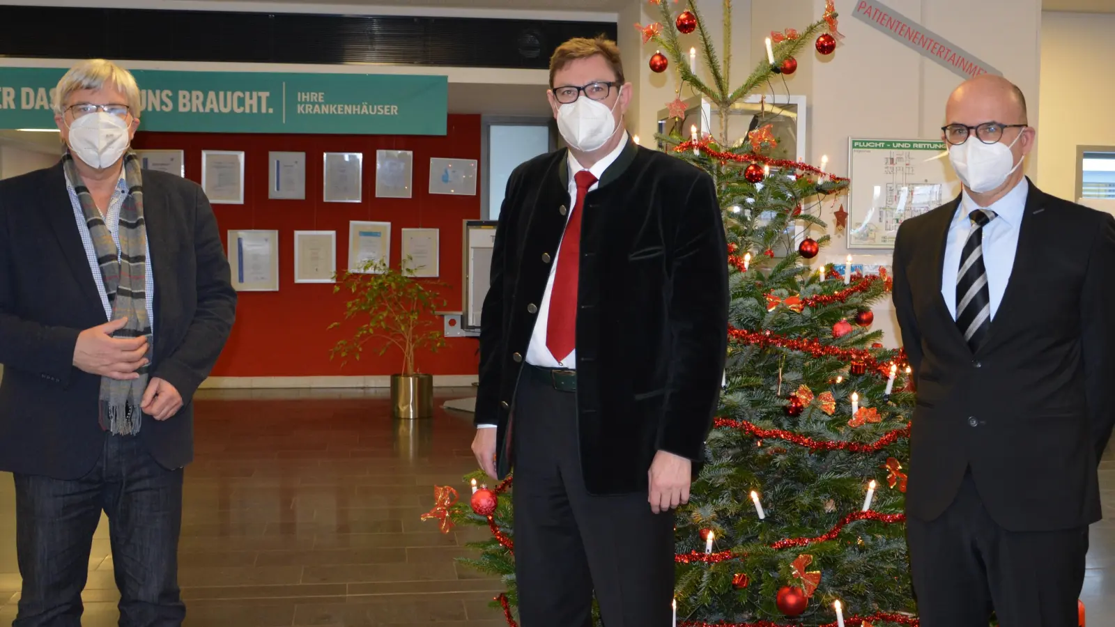 Stellvertretender Landrat und Vorsitzender der Waldbesitzervereinigung Rainer Mehringer, Landrat Martin Bayerstorfer und Klinikdirektor Dr. Dirk Last. (Foto: LRA)