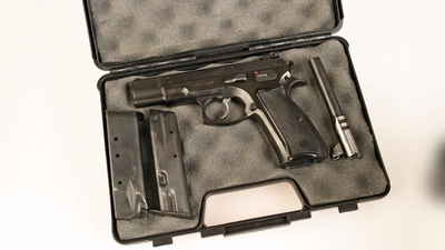 Zöllner am Flughafen fanden eine Waffe im Gepäck einer Reisenden. (Foto: Symbolbild (C) BWZ)