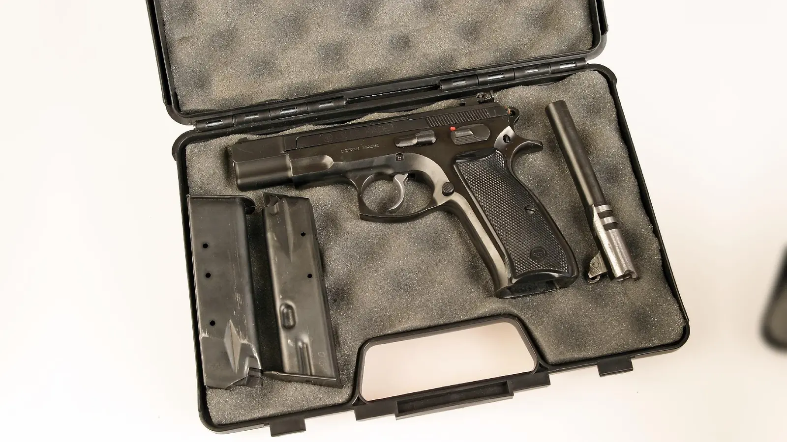 Zöllner am Flughafen fanden eine Waffe im Gepäck einer Reisenden. (Foto: Symbolbild (C) BWZ)