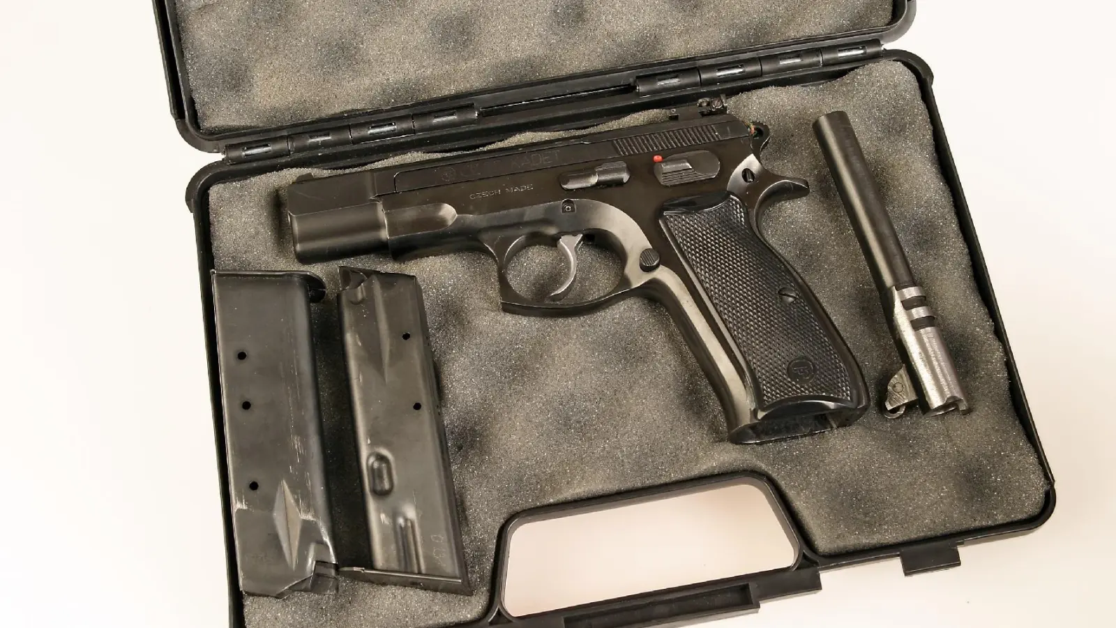 Zöllner am Flughafen fanden eine Waffe im Gepäck einer Reisenden. (Foto: Symbolbild (C) BWZ)