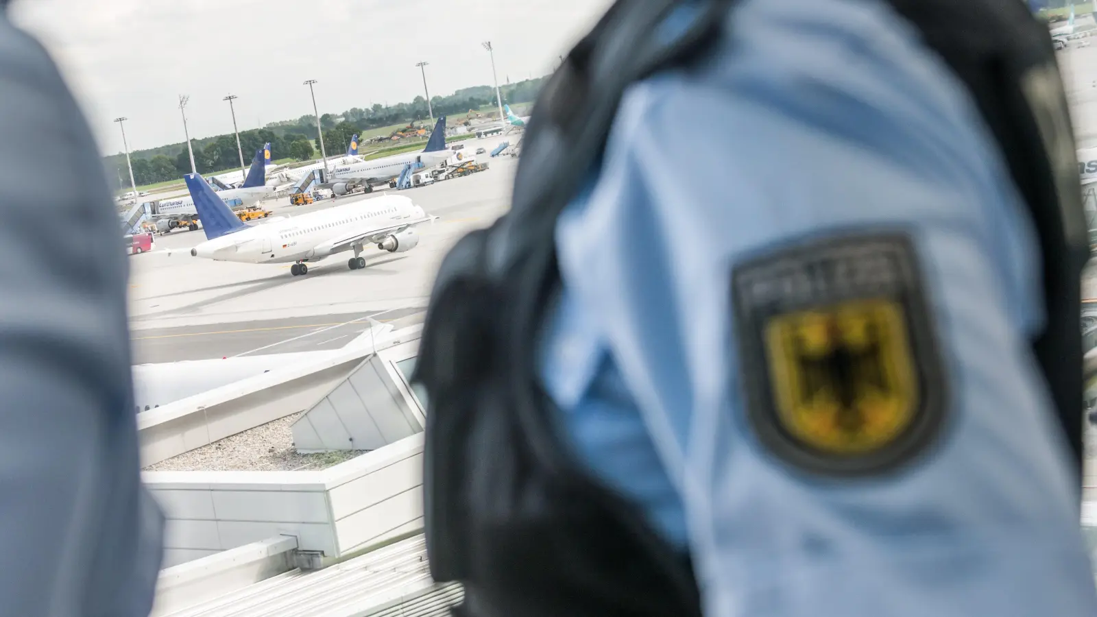 Am Airport unterstützen Bundespolizisten die Gesundheitsbehörden durch die Überprüfung der Impfnachweise bei der Einreise. (Foto: Bundesolizei/Alexandra Stolze)