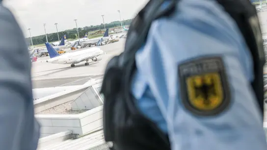 Beinahe täglich stoppen Bundespolizisten Reisende mit gefälschten oder erschlichenen Dokumenten.  (Foto: Bundesolizei/Alexandra Stolze)