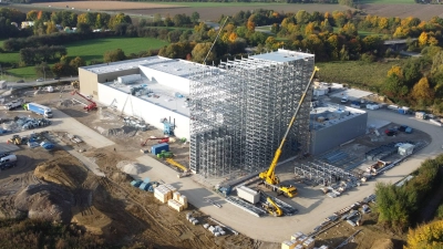Bis zu 200 Arbeitsplätze werden im neuen Backzentrum entstehen, im 30 Meter hohen Hochregallager gibt es fast 3.300 Palettenstellplätze. (Foto: bro)