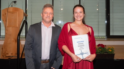 Die Traumnote 1,0 erreicht: Antonia Lohner bei der Abschlussfeier der BO Erding, mit dem Elternbeiratsvorsitzenden Markus Jeschonek. (Foto: Katrin Dobler)