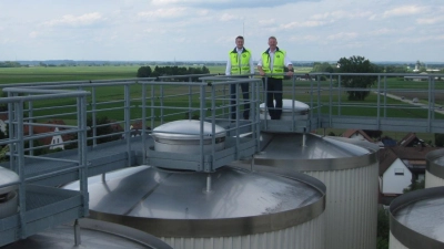 Das ERDINGER Nachhaltigkeitsteam, Ludwig Arning (l.) und Lars Goschenhofer (r.), freut sich über die erfolgreiche Teilnahme am ÖKOPROFIT-Programm. (Foto: ERDINGER Weißbräu)