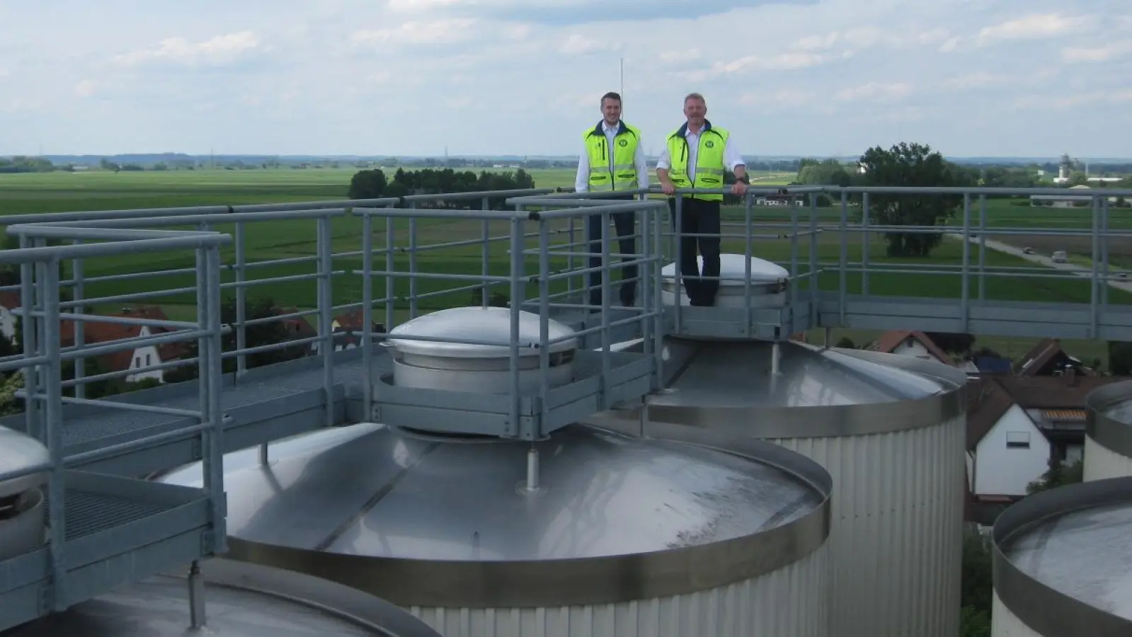 Das ERDINGER Nachhaltigkeitsteam, Ludwig Arning (l.) und Lars Goschenhofer (r.), freut sich über die erfolgreiche Teilnahme am ÖKOPROFIT-Programm. (Foto: ERDINGER Weißbräu)