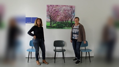 Christine Arenz (li.) u Renate Vogt freuen sich, dass die Werke der Künstlervereinigung "Kunst an der Glonn" nun endlich wieder öffentlich zu sehen sind. (Foto: LRA)