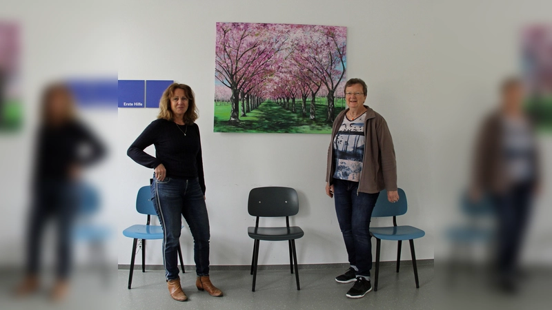 Christine Arenz (li.) u Renate Vogt freuen sich, dass die Werke der Künstlervereinigung "Kunst an der Glonn" nun endlich wieder öffentlich zu sehen sind. (Foto: LRA)