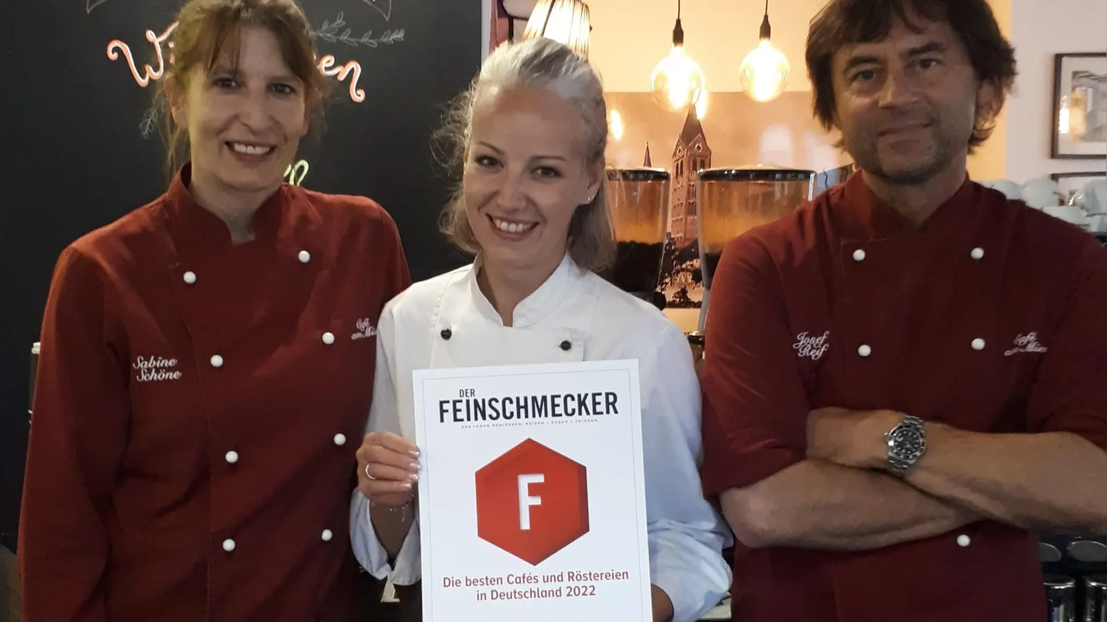 Sabine Schöne, Natalie Wagner und Josef Reif (v.li.) präsentieren hoch erfreut die FEINSCHMECKER-Urkunde. (Foto: Café am Münster)