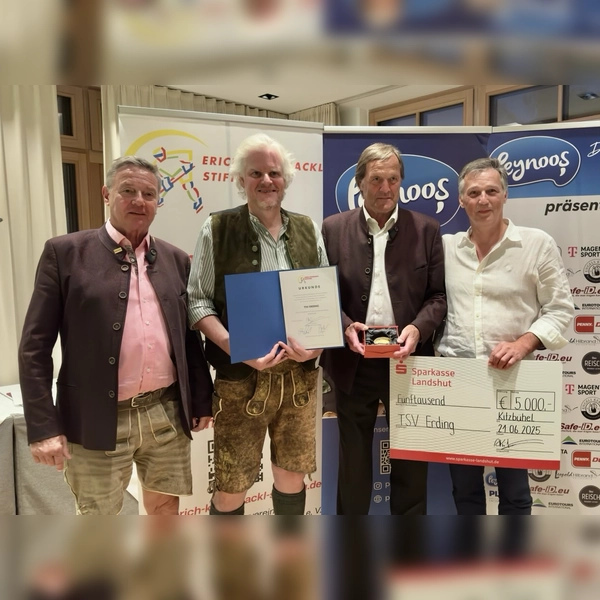 v.l.: Ben Zamek (1. Vorstand Erich Kühnhackl Stiftung), Michael Westphal (1. Abteilungsleiter Erding Gladiators), Erich Kühnhackl, Christian Fragner (2. Abteilungsleiter Erding Gladiators) (Foto: Erding Gladiators)