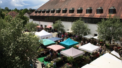 Das ehemalige Kloster Neustift bietet einen wunderbaren Rahmen für Aussteller und Besucher. (Foto: Freisinger Gartentage)